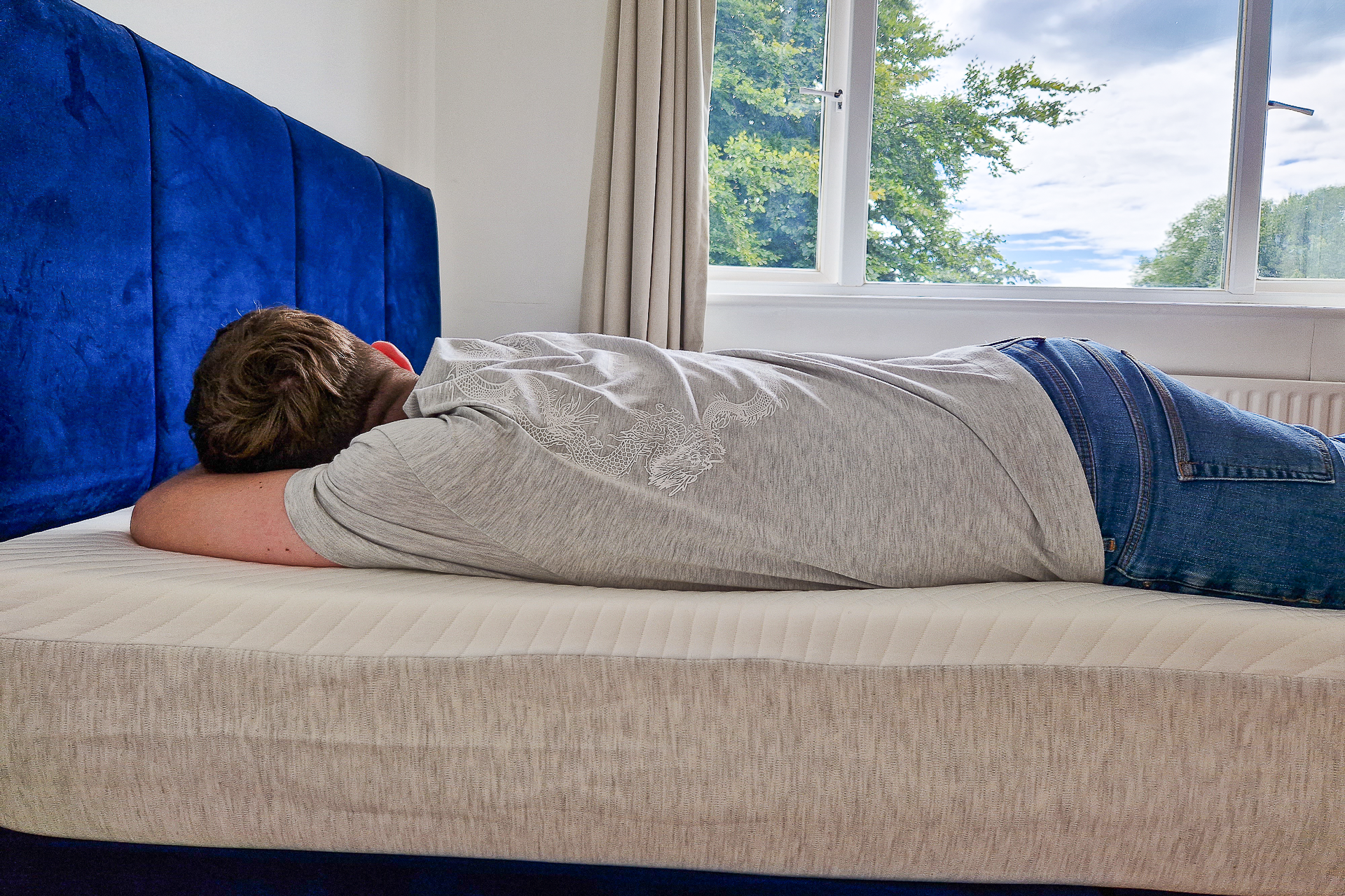 homme dormant sur hypnie matelas hybride